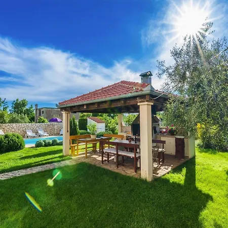 Διαμέρισμα In Nin Near & Pool