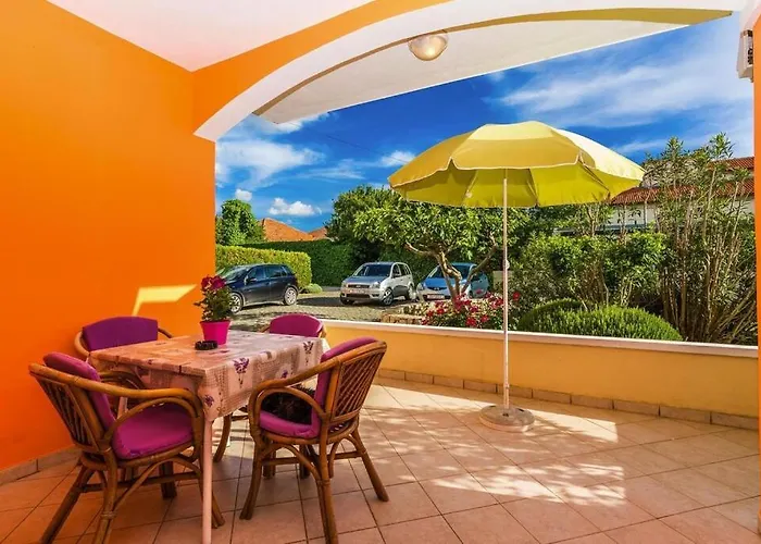 In Nin Near & Pool Апартаменты *